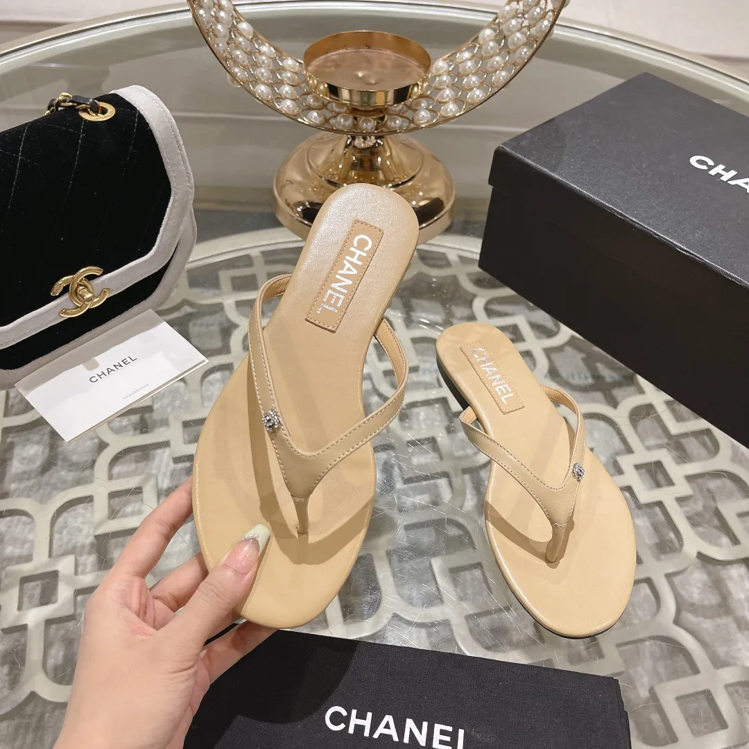👟👟Ex-factory price 400👟👟 Chanel Xiaoxiang black herringbone flip-flops, simple, high-end and elegant ~ full of fragrance ~ very light on the foot ~ soft and comfortable, not stiff ~ no foot grinding ~ great foot feel ~ daily travel in summer ~ home vacation ~ easy to hod in various occasions ~ of course it must be beautiful in summer... ⇢✈ Upper: original 1:1 exclusive customized space cloth/sheepskin ⇢✈Outsole: original 1:1 exclusive molded genuine leather sole imported from Italy ⇢✈𝐒𝐈𝐙𝐄: 35-41 ⚠️Difference in market currency ~ high-end quality is definitely different‼ ️